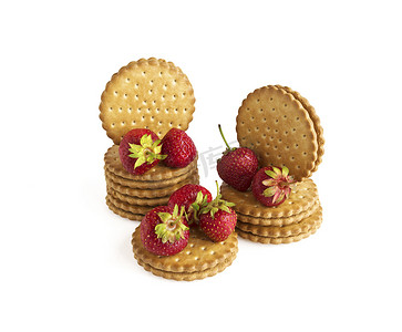 在白色背景上是两层饼干和红色草莓