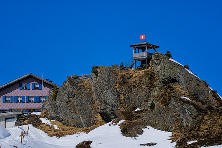 高雪山的木瞭望塔，沿着从 In 的铁路