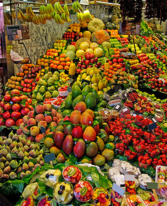 “La Boqueria 水果摊位。世界著名的巴塞罗那市场，西班牙。”
