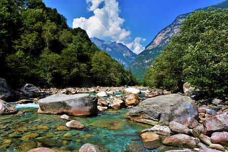 提契诺摄影照片_韦尔扎斯卡河的大石头和瑞士提契诺州的美丽风景