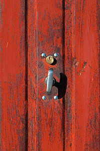 用旧挂锁关闭的旧红色储物柜