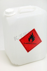 火标签摄影照片_带有易燃标签的塑料容器