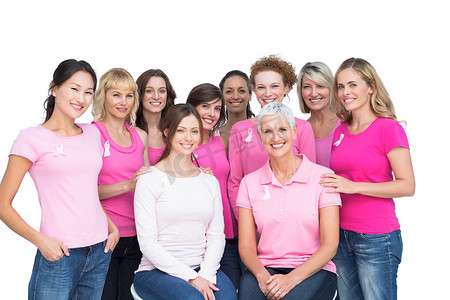 开朗漂亮的女人摆出姿势，穿着粉红色的衣服来治疗乳腺癌