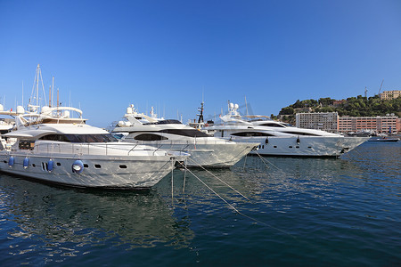 非常昂贵的豪华游艇在摩纳哥公国的港口。