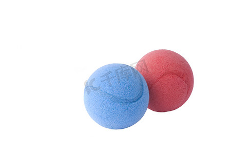 红色和蓝色泡沫球