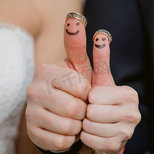 他们手指上的结婚戒指上画着新娘和新郎，有趣的小人物