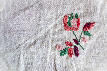 白色织物上手工刺绣光滑装饰，白俄罗斯复古民间刺绣，19 世纪下半叶，带复制空间的玫瑰
