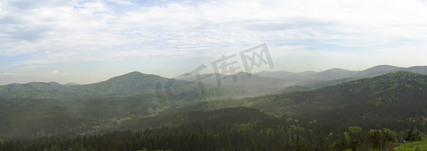 luzicke hory 山宽全景，从 hill stredni vrch 的天际线景观，绿色森林和蓝天，白云背景