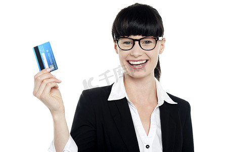 现金卡摄影照片_快乐的戴眼镜的女人举着她的现金卡