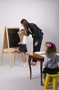 讲解画图摄影照片_黑板姑娘跟导师画图，另一张坐着的桌子
