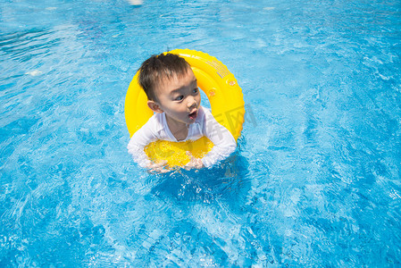 男婴泳池活动，儿童游泳