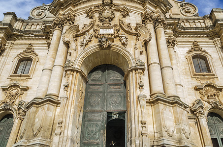 莫迪卡摄影照片_莫迪卡西西里岛大教堂的入口