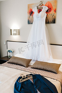 为新娘穿婚纱摄影照片_为新娘穿上紧身胸衣和系带的婚纱