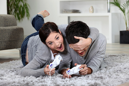 玩电子游戏的可爱情侣