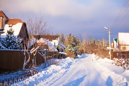 冬天的雪景，小村庄里有房子
