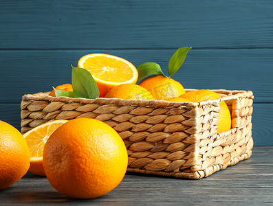 文字碎片摄影照片_木桌上放着熟橙子的柳条篮，文字空间