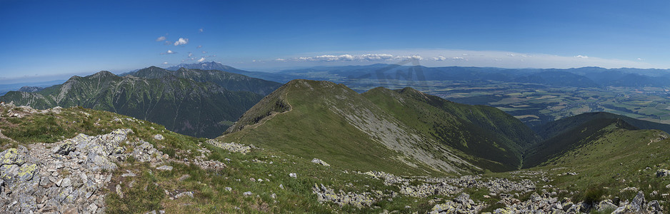 从西塔特拉山脉 Rohace、高塔特拉山和低塔特拉山全景的 Baranec 峰的全景。