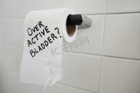 卫生纸卷的特写，上面有询问膀胱问题的文字