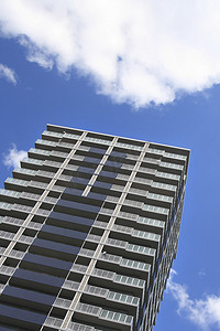 天空深蓝摄影照片_“现代，公寓和深蓝的天空”