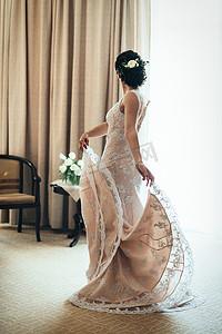 为新娘穿婚纱摄影照片_为新娘穿上紧身胸衣和系带的婚纱