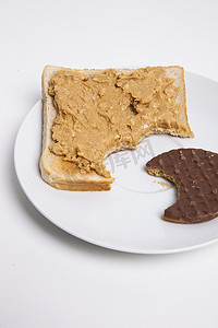 盘子里的面包片和巧克力饼干