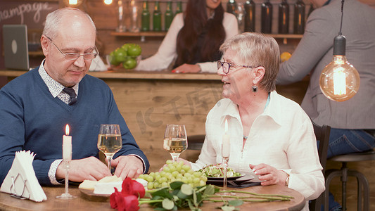 两位 60 多岁的老朋友在一家餐厅共进晚餐时聊起了最近的生活