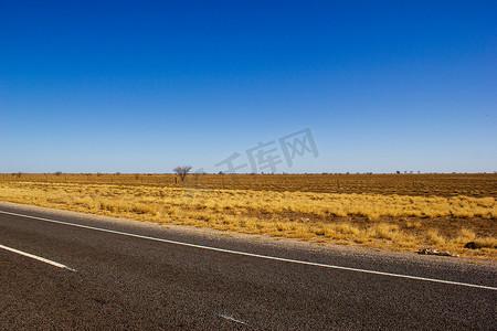 澳大利亚昆士兰州弗林德斯高速公路上澳大利亚甜点的直路