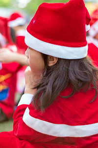 小学圣诞晚会红色主题服装的女孩