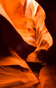 亚利桑那的阳光摄影照片_阳光穿过裂缝砂岩岩石羚羊槽峡谷