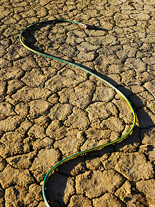 沙漠中的软管显示全球变暖干旱