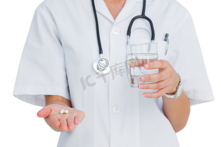护士拿着药和一杯水