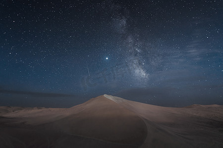 獅子座流星雨摄影照片_银河在沙漠中的夜晚。