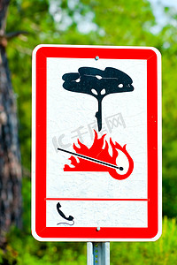 火黑色摄影照片_森林中有关火灾风险的信息标志