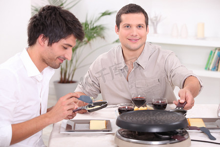 两个男人享受着 Raclette