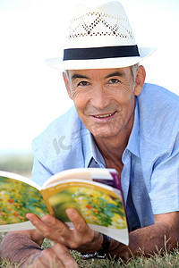杂志免费摄影照片_看书的老人