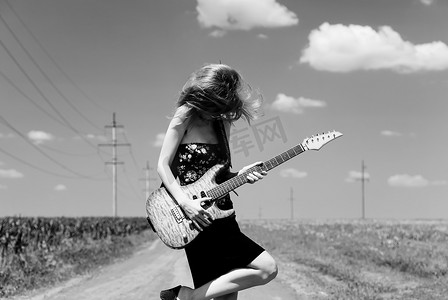有吉他的摇滚女孩在乡下。