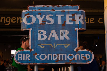 一家餐厅的旧生锈牡蛎酒吧标志