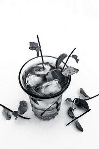 流行的印度和亚洲夏季饮品，白色隔离在透明玻璃杯中，即 Jack Julep 加柠檬和薄荷叶。