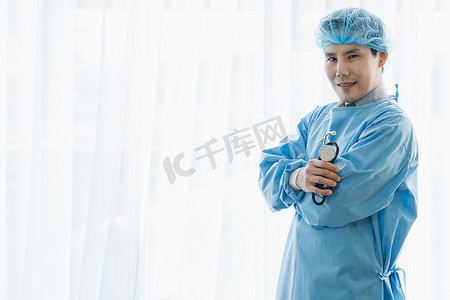 工作加护摄影照片_外科医生正在急诊室工作。
