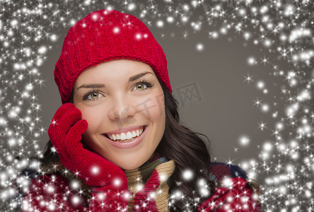 Smilng 女人戴着冬天的帽子和手套与雪效果