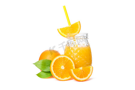 小管摄影照片_装有新鲜橙汁和小管的玻璃罐，橙子的叶子在白色背景下被隔离。