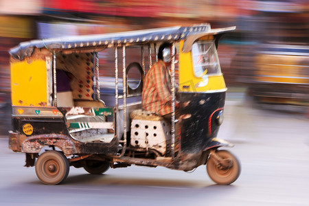 萨达尔市场街上的自动人力车，运动模糊，Jodh