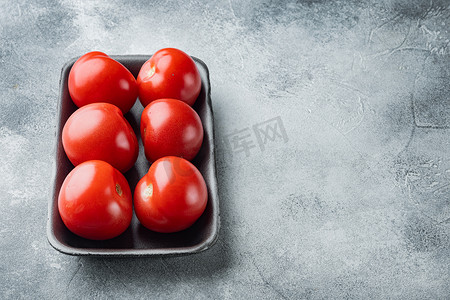 国画西红柿摄影照片_红色西红柿，灰色背景，带有文本复制空间