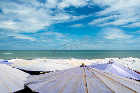 Cha-Am 海滩上挤满了大伞
