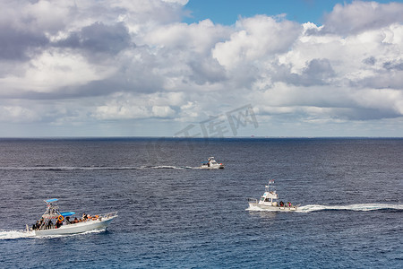潜水船摄影照片_航行在海洋的渔船和潜水船