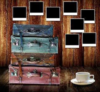 “美好的回忆概念，带热咖啡杯的复古旅行行李箱”