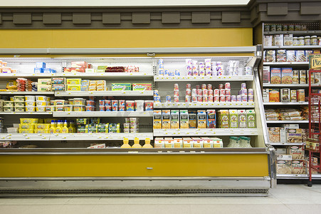 超市冰箱柜台的视图