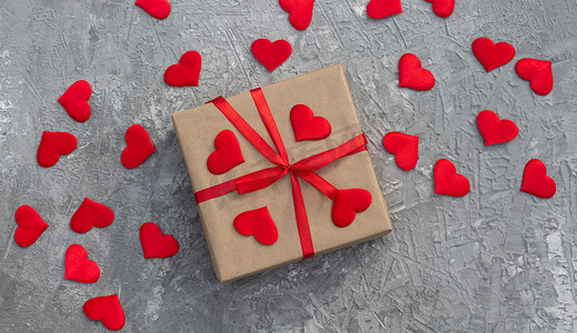 浪漫背景，礼物系着红丝带和红心