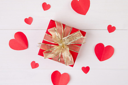 礼盒惊喜摄影照片_木桌背景上的礼盒和心形纸，爱情和浪漫，在庆祝活动和周年纪念日上展示，桌上有惊喜，生日快乐，捐赠和慈善，情人节概念。