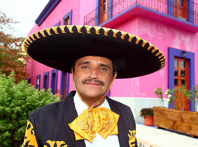 查罗墨西哥流浪乐队肖像在粉红色的房子里